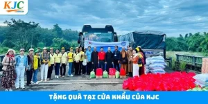 Tặng Quà Tại Cửa Khẩu: KJC Lan Tỏa Yêu Thương Nơi Biên Giới